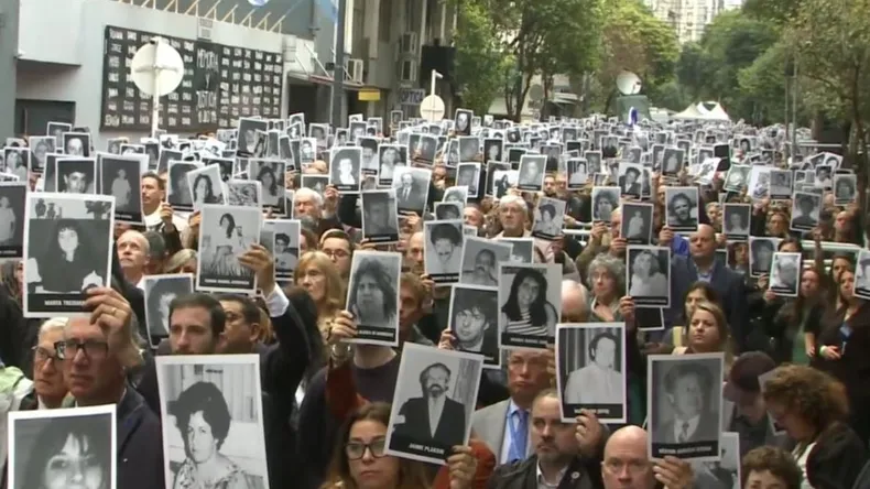 Pasteur 633 volvió a convertirse en el escenario del reclamo por justicia.