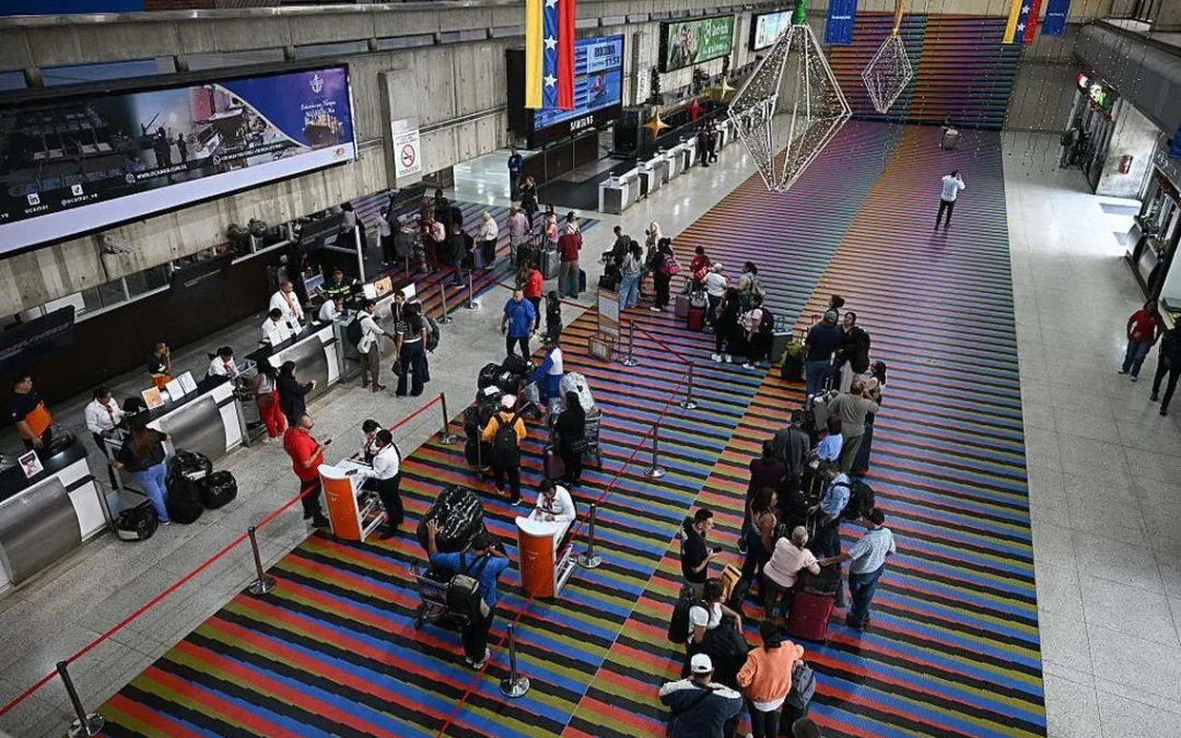 Estados Unidos pide a sus ciudadanos salir de Venezuela de inmediato