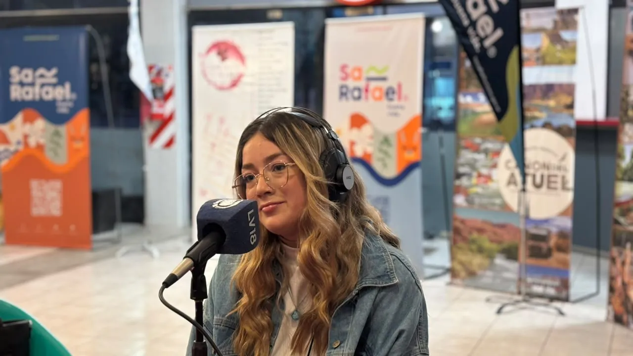 Agustina Martínez, Reina de Ciudad, durante la entrevista en LV18 donde presentó su campaña solidaria para los niños.