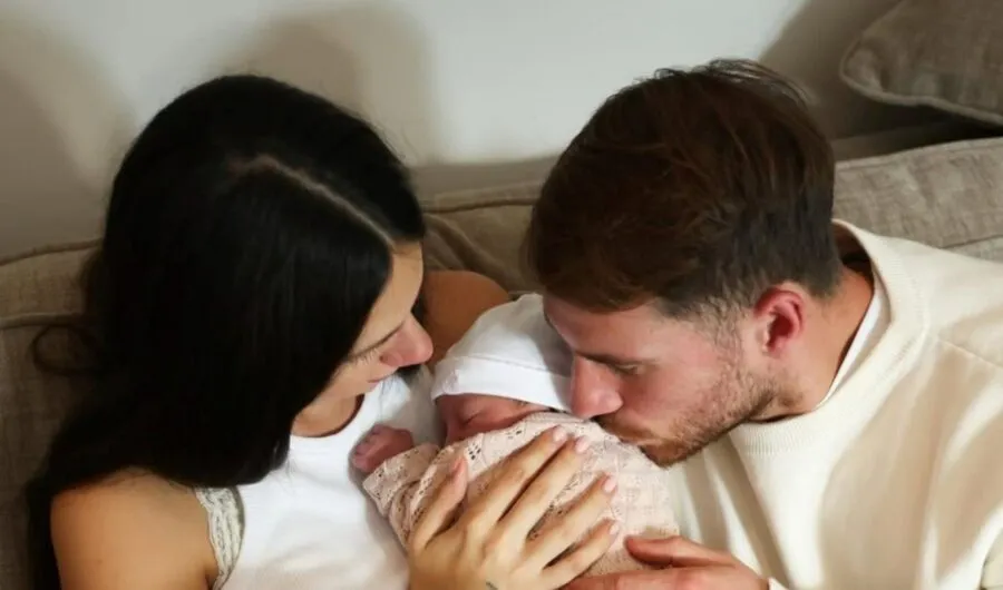 Alexis Mac Allister y Ailén Cova dieron la bienvenida a su primera hija, Alaia