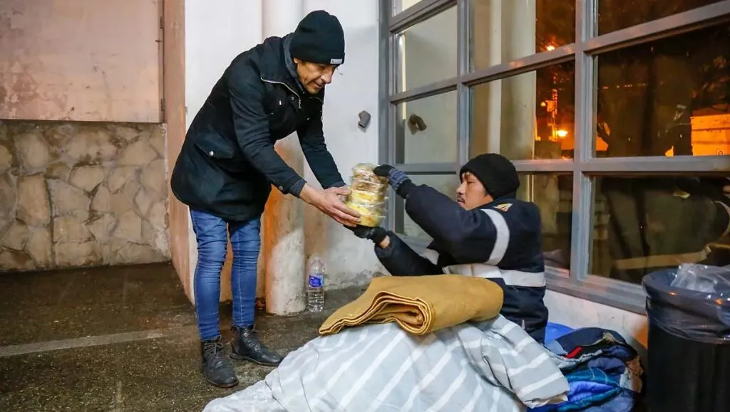 Voluntarios reparten viandas en puntos clave de la ciudad