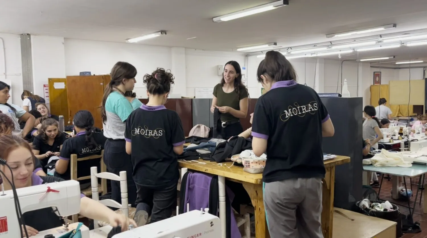 Las estudiantes de quinto año trabajan en el diseño y confección de las bandas vendimiales.