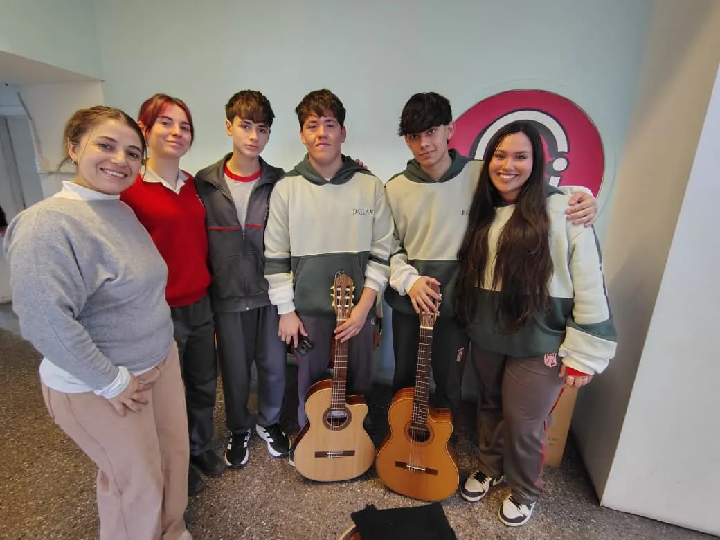 Los alumnos del Colegio Redentor presentaron la peña en los estudios de LV18.