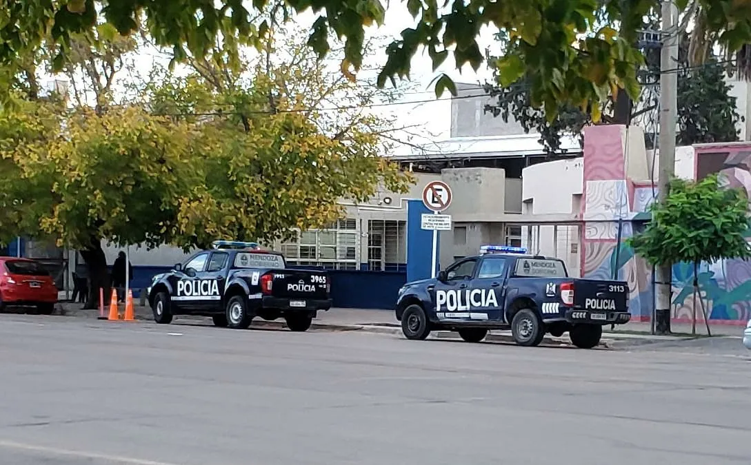 La policía refuerza la seguridad en instituciones educativas tras las intimidaciones.