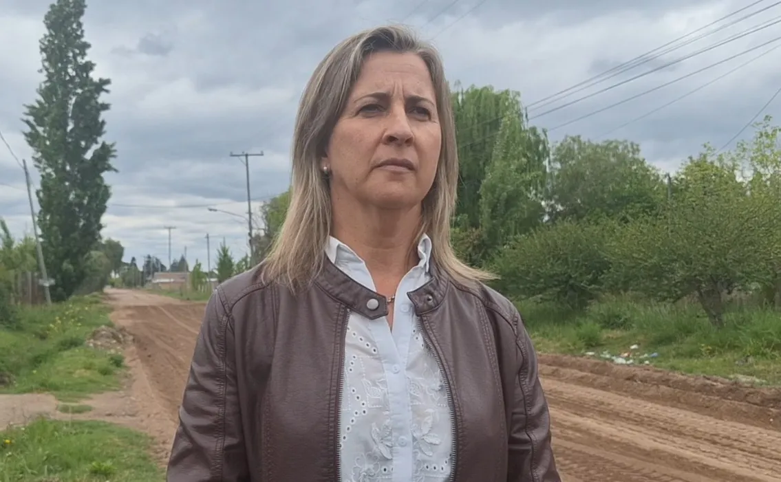 Andrea Fichetti recorrió la zona donde comenzaron los trabajos de mejora en calle Balcarce, en San Rafael, tras los reiterados reclamos de los vecinos por los problemas de circulación y anegamientos.