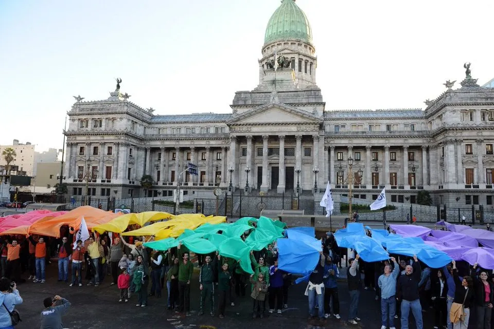 Argentina registra el mayor respaldo al matrimonio igualitario de América Latina, según Ipsos.