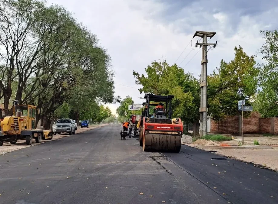 Omar Félix supervisó el asfaltado de Avenida Pedro Vargas y anunció que pronto se terminará El Libertador