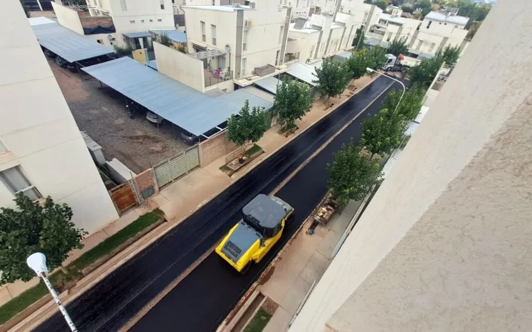 El plan de asfalto municipal llegó al barrio PROCREAR
