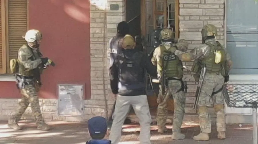 Viajaron desde Mendoza para reducir al hombre que se atrincheró en calle Belgrano