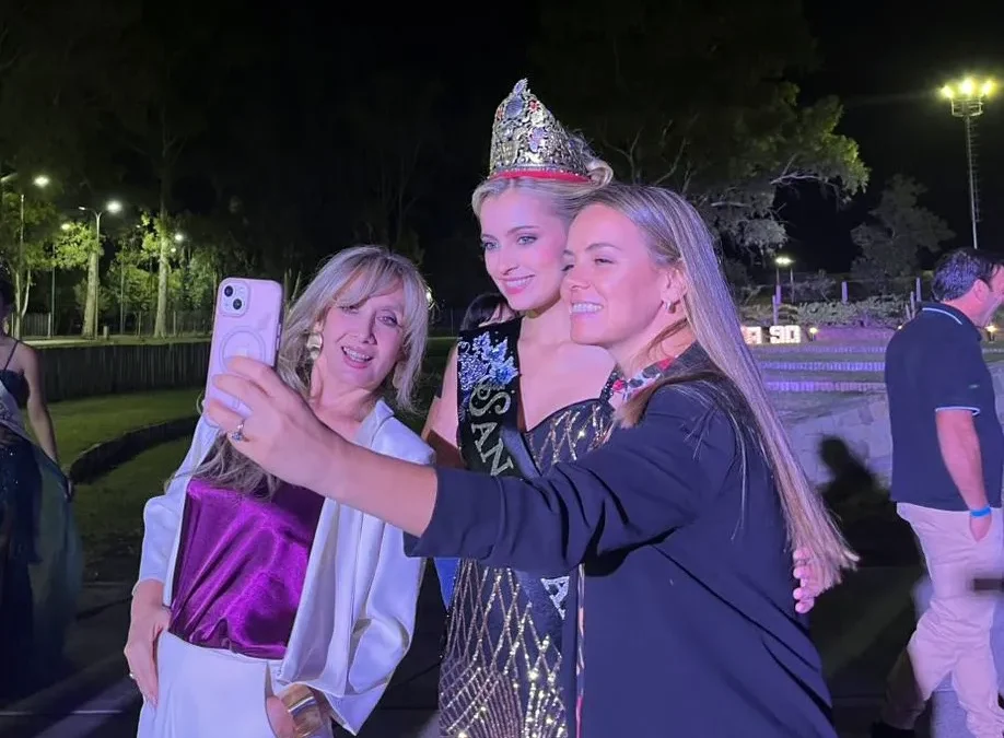 Azul y una destacada participación en el Brindis de las Reinas
