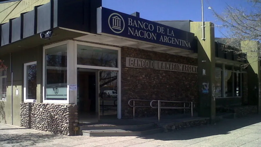 Fue a cobrar la jubilación y le informaron que tenía una deuda de 500 dólares