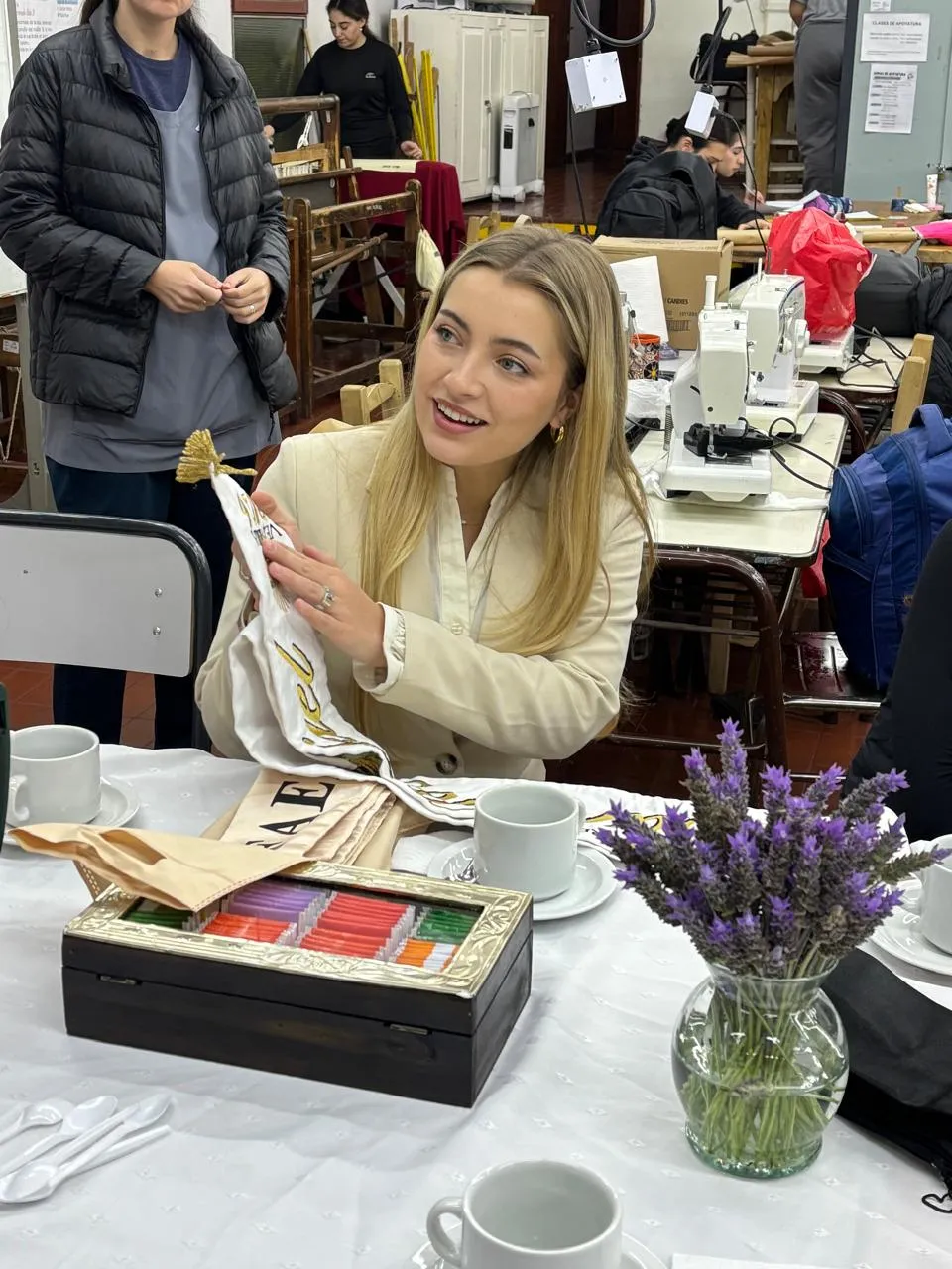 El proyecto permite que las alumnas conozcan de cerca el protocolo de las representantes vendimiales.