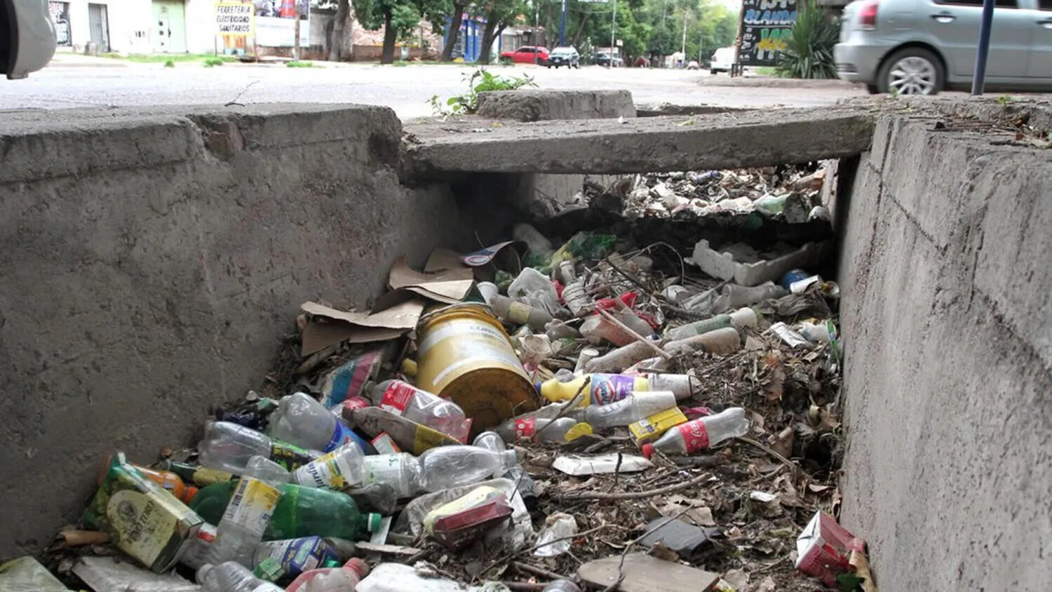 Los residuos en canales, acequias y cauces de agua quedan alcanzados por la nueva normativa. Los residuos en canales, acequias y cauces de agua quedan alcanzados por la nueva normativa.