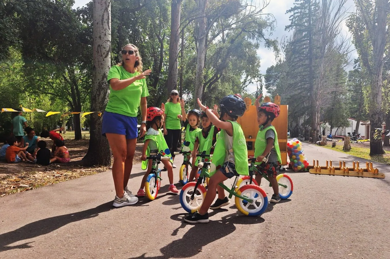 La Bici-escuela busca que los chicos aprendan a andar en bicicleta con seguridad.