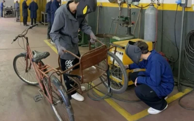 Estudiantes de la ENET fabricaron una bicicleta adaptada para chicos con discapacidad