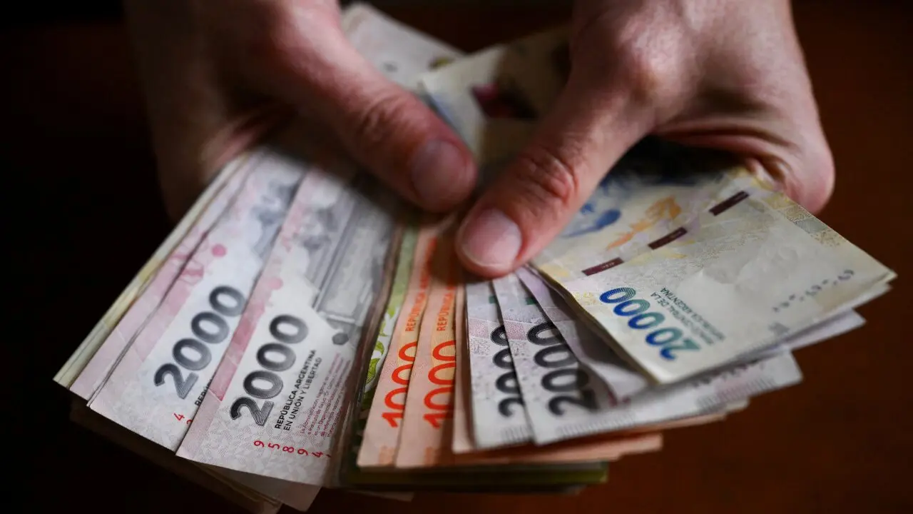 El Gobierno fijó aumentos mensuales del salario mínimo hasta agosto de 2026.