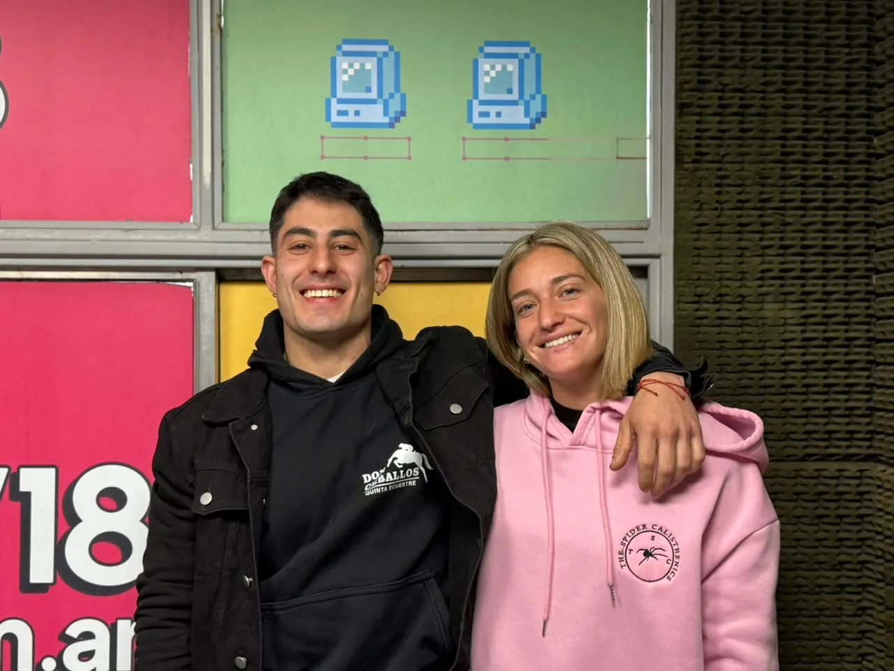 Valentín Guzmán, profesor de calistenia, junto a Celina Herrero, atleta, en el estudio de LV18
