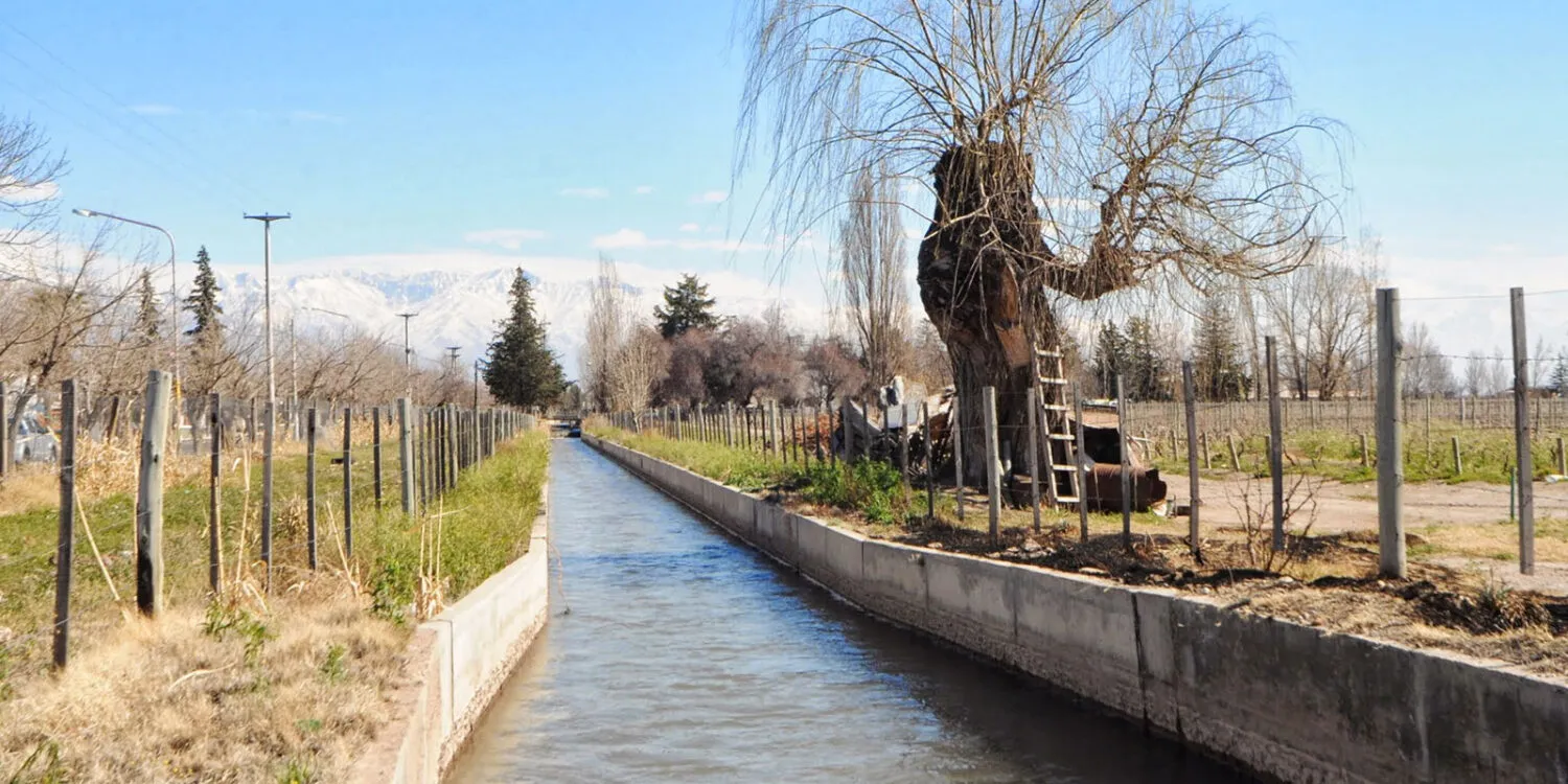 El mantenimiento de los canales es fundamental para garantizar la distribución del agua en las zonas productivas de San Rafael.