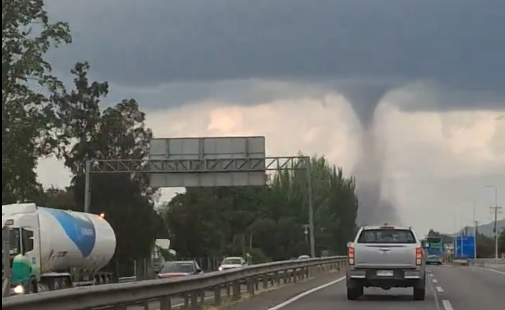 El tornado que golpeó Requínoa, en Chile, provocó importantes daños en viviendas e infraestructura. El tornado que golpeó Requínoa, en Chile, provocó importantes daños en viviendas e infraestructura.