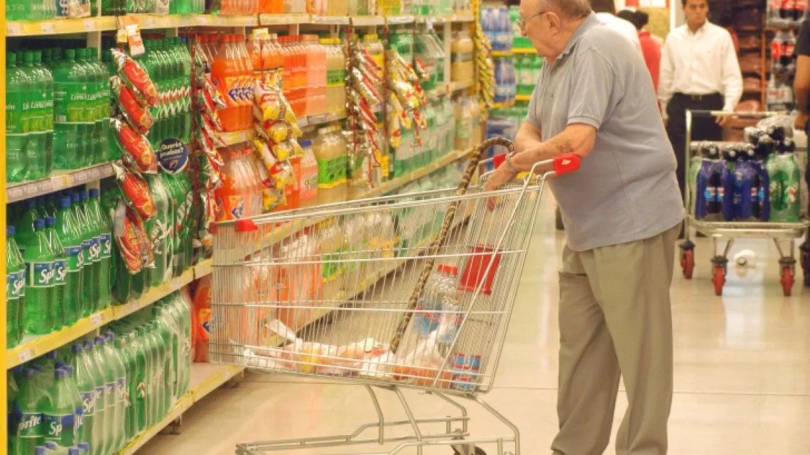 El superávit comercial alcanzó niveles récord mientras el consumo continúa en retroceso. El superávit comercial alcanzó niveles récord mientras el consumo continúa en retroceso.