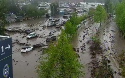 Aluvión en Santiago de Chile: el barro arrastró autos y colectivos y hay seis heridos