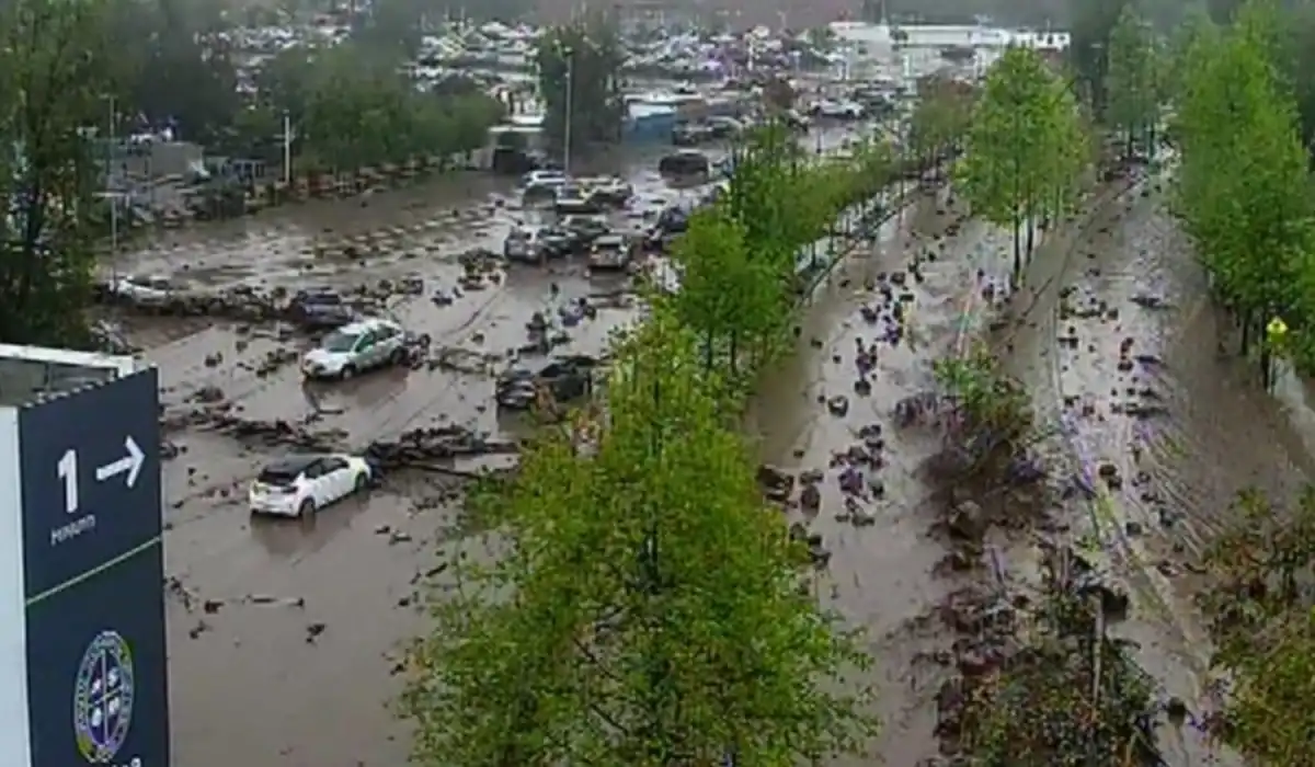 El barro cubrió las calles El aluvión en Santiago de Chile dejó sectores de Las Condes cubiertos de agua y sedimentos.