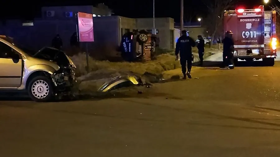 Móvil policial chocó contra un auto que circulaba por Urquiza y terminó volcado