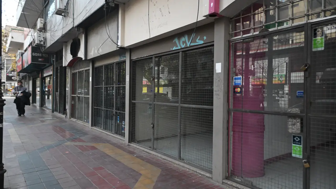 Locales cerrados en Mendoza. APYME realizó una campaña para visibilizar el impacto de la crisis económica sobre los pequeños y medianos comercios. Locales cerrados en Mendoza. APYME realizó una campaña para visibilizar el impacto de la crisis económica sobre los pequeños y medianos comercios.