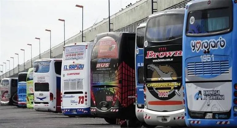 Escándalo por los pasajes gratuitos: empresas denuncian una deuda millonaria del Gobierno Escándalo por los pasajes gratuitos: empresas denuncian una deuda millonaria del Gobierno