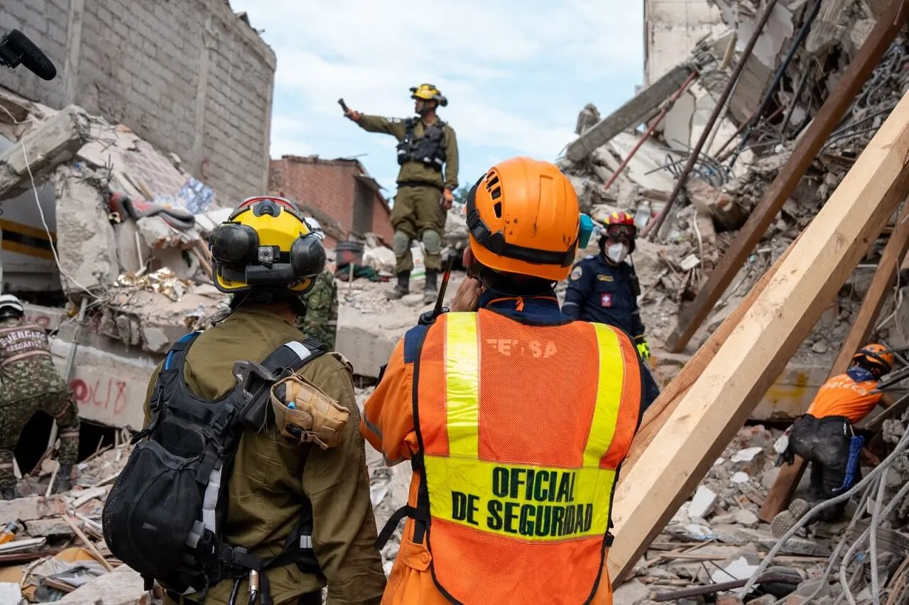 Equipos de rescate continúan trabajando entre las estructuras afectadas por el sismo. Equipos de rescate continúan trabajando entre las estructuras afectadas por el sismo.