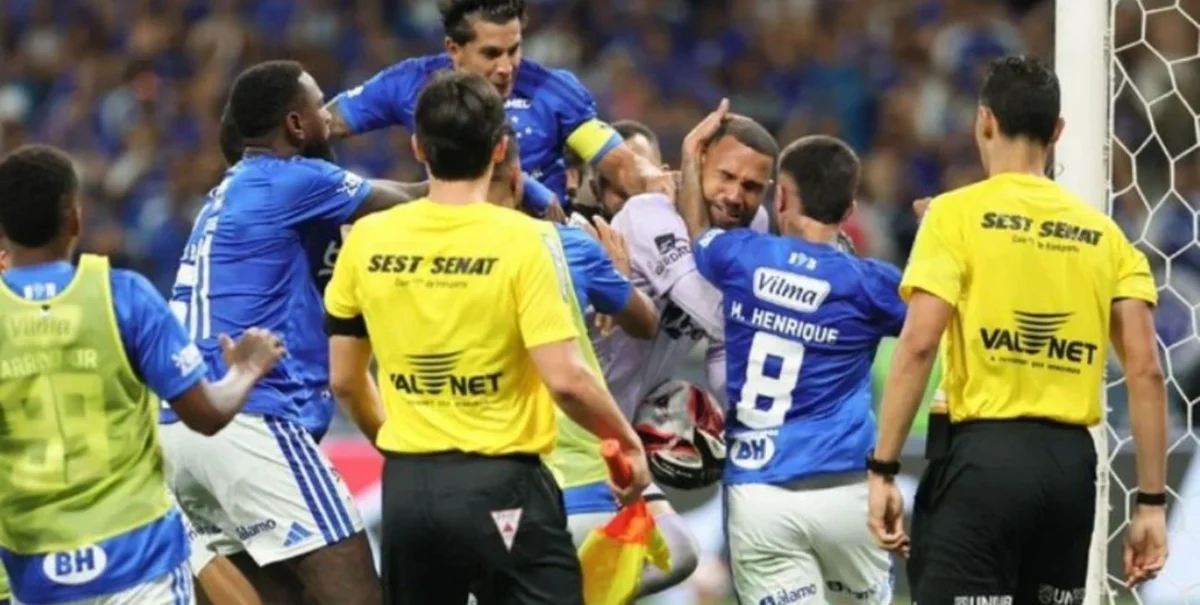 Récord de expulsiones en Brasil fútbolEl partido terminó con una batalla campal entre los jugadores y un total de 23 expulsiones.