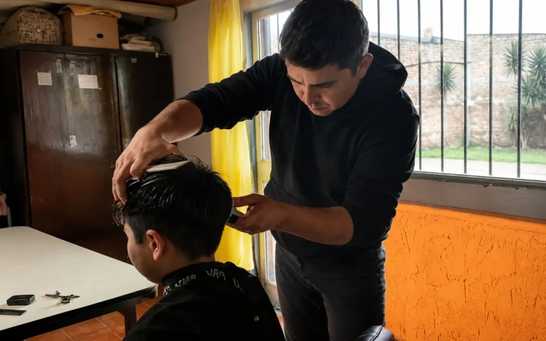 “Lo que uno da de corazón vuelve”: la historia del peluquero solidario de Pueblo Diamante