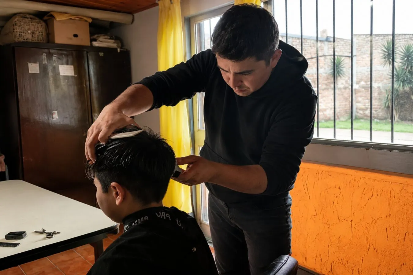 El peluquero solidario atiende a niños dos días por semana en la Delegación de Pueblo Diamante.