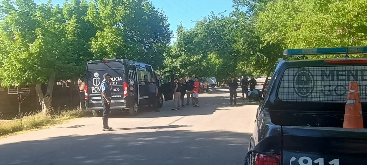 Policía trabaja en la esquina de Lavalle y Roca (Cuadro Nacional), donde ocurrió la riña fatal.