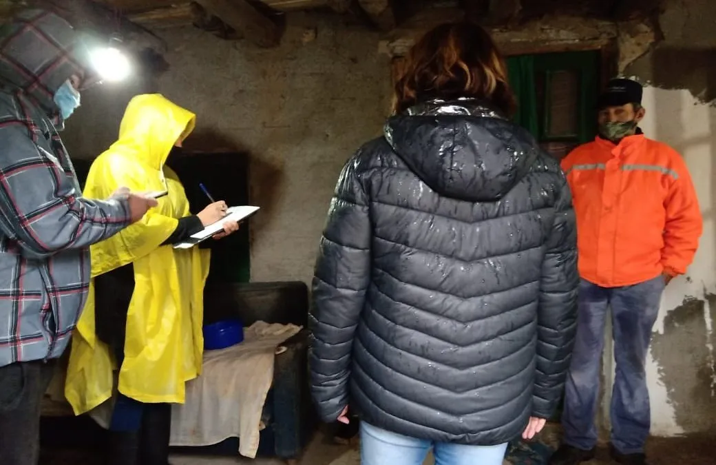 Equipos municipales asistiendo a familias afectadas en medio de la crisis social