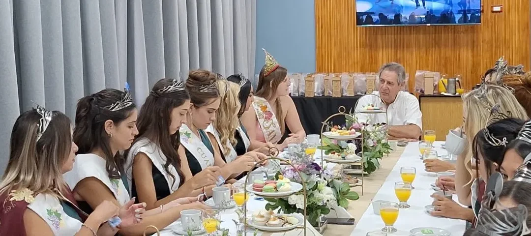El Intendente Omar Félix compartió el tradicional desayuno con las representantes vendimiales