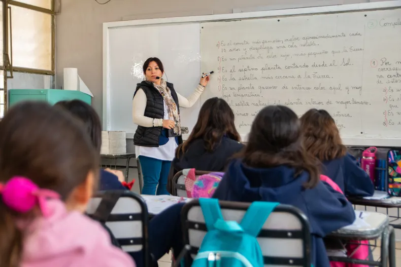 El salario de los docentes mendocinos volvió a quedar en el centro de la discusión política tras el informe de Capital Humano.