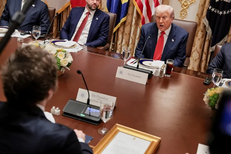 Javier Milei y Donald Trump reunidos en la Casa Blanca para discutir apoyo financiero a Argentina.