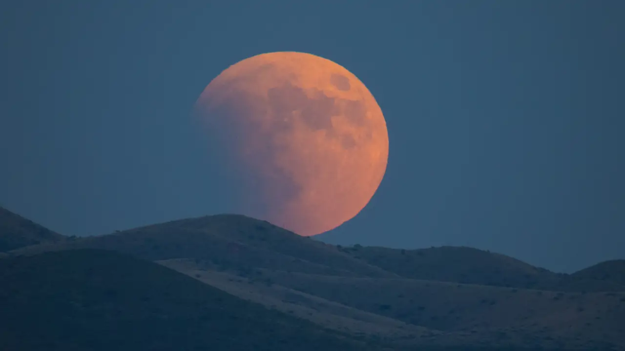 El eclipse lunar podrá observarse desde toda la Argentina durante la noche del 27 y la madrugada del 28 de agosto. El eclipse lunar podrá observarse desde toda la Argentina durante la noche del 27 y la madrugada del 28 de agosto.