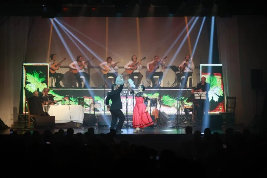 A sala llena se vivió la presentación de «Esencia» en el teatro Roma