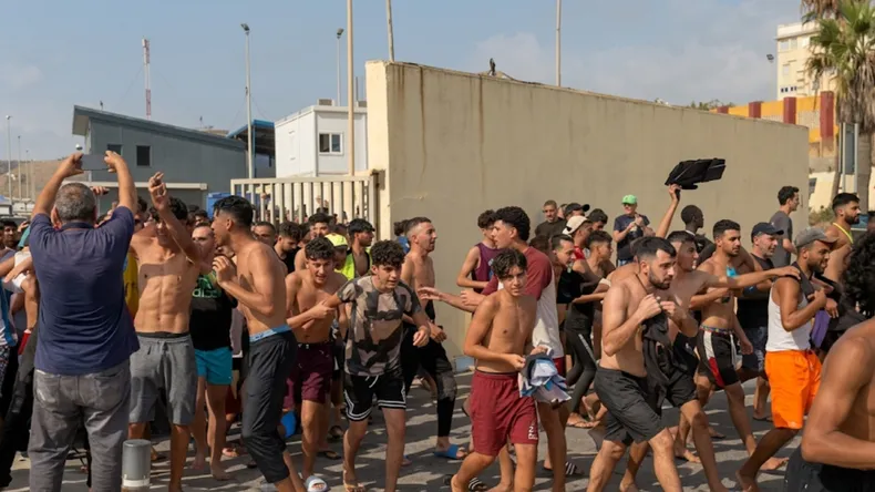 Miles de migrantes intentan ingresar a Ceuta desde territorio marroquí.