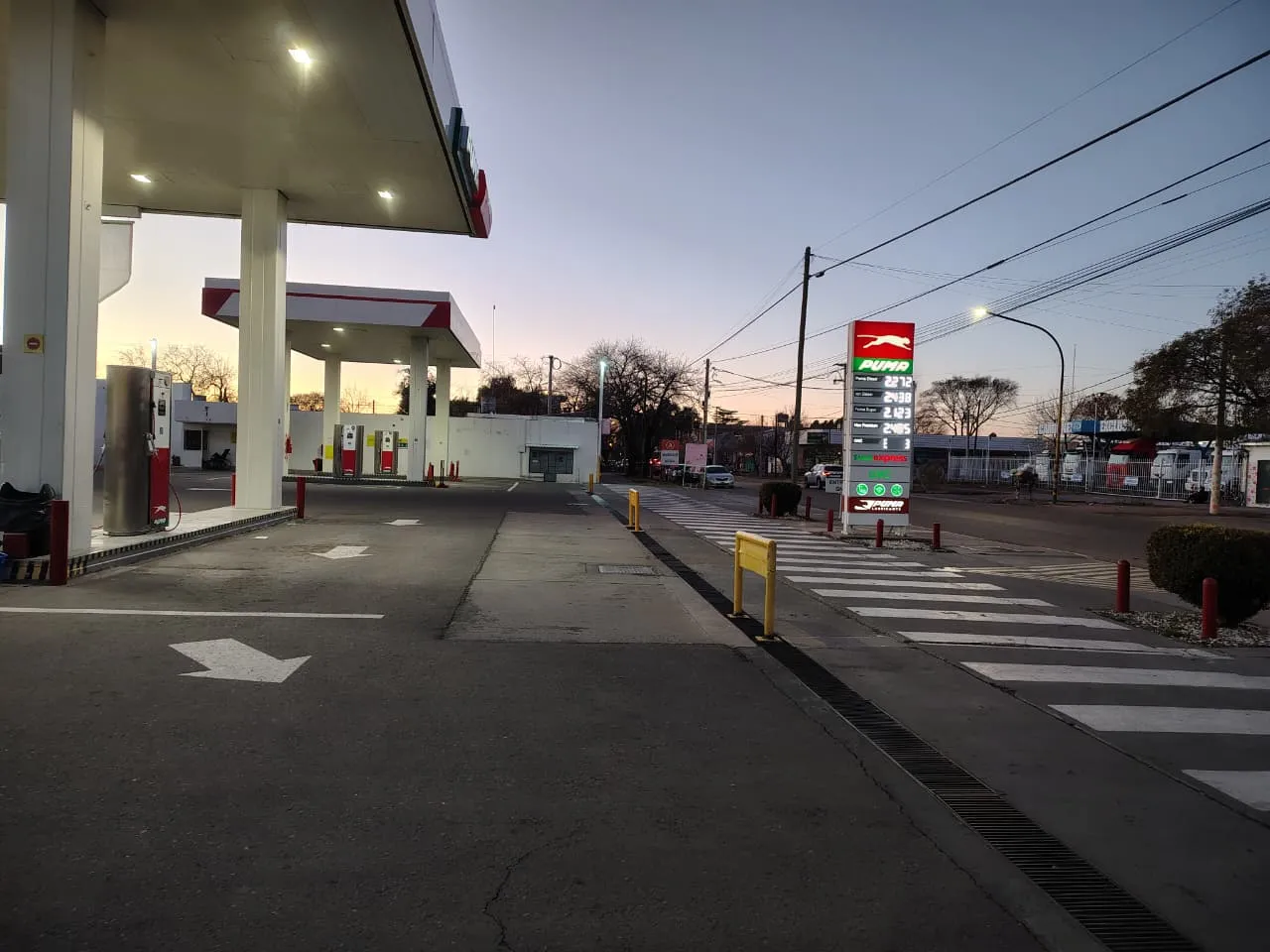 La puesta en marcha del Gasoducto de San Rafael volvió a demostrar su importancia estratégica durante la intensa ola polar que afectó al sur mendocino. Pese a más de diez días consecutivos con temperaturas bajo cero y un marcado incremento en la demanda de gas, el departamento logró mantener el suministro sin cortes ni restricciones, una situación que contrasta con lo ocurrido el invierno pasado. El gasoducto evitó una nueva crisis de abastecimiento En julio de 2025, la realidad había sido muy distinta: 17 estaciones de servicio debieron suspender el expendio de GNC y numerosos hogares sufrieron pérdidas de presión en la red. Este año, en cambio, el escenario cambió por completo. Desde el Municipio destacaron que «la puesta en funcionamiento del gasoducto permitió atravesar el período de mayor consumo sin inconvenientes, garantizando tanto el abastecimiento domiciliario como el normal funcionamiento de las estaciones de GNC». Incluso durante los días más helados, cuando distintas regiones del país aplicaron restricciones por la ola polar, en San Rafael el servicio continuó funcionando con normalidad. Las estaciones de servicio confirmaron que no hubo restricciones La situación también fue corroborada por operadores de estaciones de servicio durante un móvil de LV18. «No, acá sigue todo igual», señalaron desde las expendedoras consultadas. La periodista Florencia Venini remarcó que «como ya se habilitó y se encuentra inaugurado el gasoducto, San Rafael tiene gas y creo que por varios años no habrá corte de GNC». Además, explicó que «la semana pasada la gente venía a consultar qué iba a pasar, pero lo cierto es que no se va a cortar porque hay gas, son buenas noticias». Mientras tanto, desde las estaciones también llevaron tranquilidad a los usuarios: «Hay GNC, así que estén tranquilos», indicaron durante la recorrida. Comienzan nuevas conexiones domiciliarias Otro de los beneficios de la obra llegará desde este lunes 6 de julio. Ecogas comenzará a realizar las conexiones definitivas de gas natural para usuarios que cuenten con factibilidad condicionada y los trámites aprobados. Los interesados deberán presentarse, de 8 a 13, en la Dirección Municipal de Vivienda, ubicada en Belgrano 474, con la documentación correspondiente y el número de trámite para obtener la autorización necesaria. La obra no solo fortaleció la seguridad del sistema energético, sino que también abrió la puerta a nuevas inversiones, al crecimiento urbano y a una mejor calidad de vida para miles de familias sanrafaelinas. La puesta en marcha del Gasoducto de San Rafael volvió a demostrar su importancia estratégica durante la intensa ola polar que afectó al sur mendocino. Pese a más de diez días consecutivos con temperaturas bajo cero y un marcado incremento en la demanda de gas, el departamento logró mantener el suministro sin cortes ni restricciones, una situación que contrasta con lo ocurrido el invierno pasado. El gasoducto evitó una nueva crisis de abastecimiento En julio de 2025, la realidad había sido muy distinta: 17 estaciones de servicio debieron suspender el expendio de GNC y numerosos hogares sufrieron pérdidas de presión en la red. Este año, en cambio, el escenario cambió por completo. Desde el Municipio destacaron que "la puesta en funcionamiento del gasoducto permitió atravesar el período de mayor consumo sin inconvenientes, garantizando tanto el abastecimiento domiciliario como el normal funcionamiento de las estaciones de GNC". Incluso durante los días más helados, cuando distintas regiones del país aplicaron restricciones por la ola polar, en San Rafael el servicio continuó funcionando con normalidad. Las estaciones de servicio confirmaron que no hubo restricciones La situación también fue corroborada por operadores de estaciones de servicio durante un móvil de LV18. "No, acá sigue todo igual", señalaron desde las expendedoras consultadas. La periodista Florencia Venini remarcó que "como ya se habilitó y se encuentra inaugurado el gasoducto, San Rafael tiene gas y creo que por varios años no habrá corte de GNC". Además, explicó que "la semana pasada la gente venía a consultar qué iba a pasar, pero lo cierto es que no se va a cortar porque hay gas, son buenas noticias". Mientras tanto, desde las estaciones también llevaron tranquilidad a los usuarios: "Hay GNC, así que estén tranquilos", indicaron durante la recorrida. Comienzan nuevas conexiones domiciliarias Otro de los beneficios de la obra llegará desde este lunes 6 de julio. Ecogas comenzará a realizar las conexiones definitivas de gas natural para usuarios que cuenten con factibilidad condicionada y los trámites aprobados. Los interesados deberán presentarse, de 8 a 13, en la Dirección Municipal de Vivienda, ubicada en Belgrano 474, con la documentación correspondiente y el número de trámite para obtener la autorización necesaria. La obra no solo fortaleció la seguridad del sistema energético, sino que también abrió la puerta a nuevas inversiones, al crecimiento urbano y a una mejor calidad de vida para miles de familias sanrafaelinas.