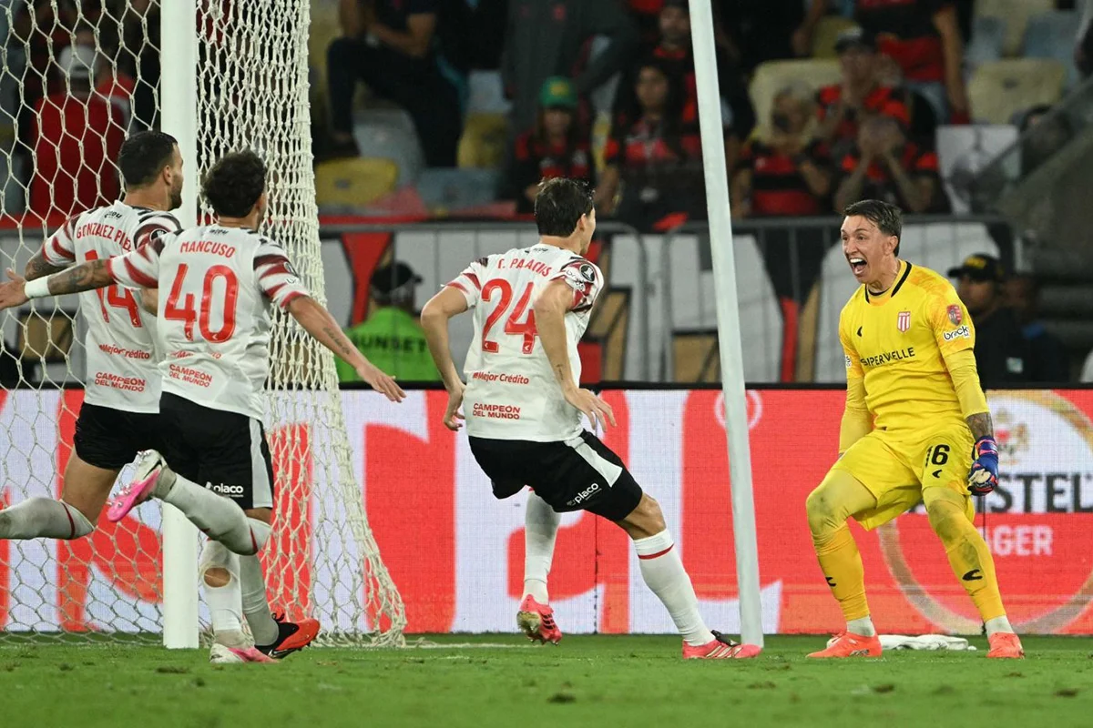 Todos van a abrazar al héroe de la noche, Fernando Muslera. Todos van a abrazar al héroe de la noche, Fernando Muslera.