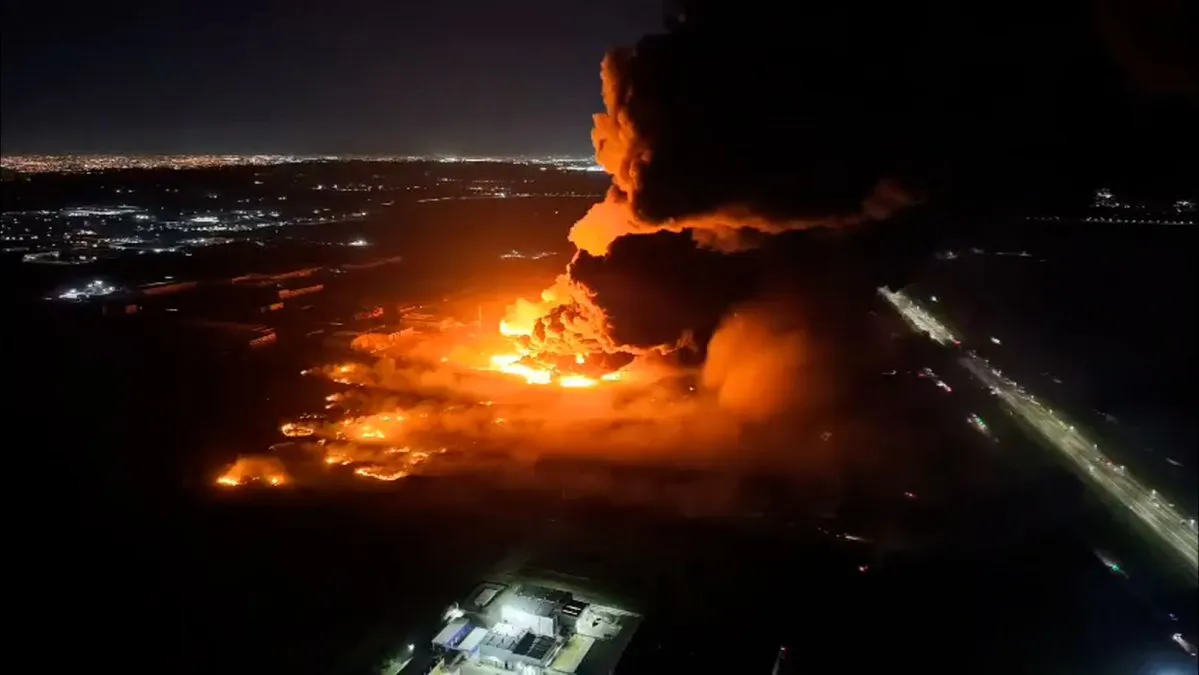 Incendio y explosión en Ezeiza: la onda expansiva tuvo un radio de 15 kilómetros afectando gravemente a otras empresas y vecinos de la zona. Incendio y explosión en Ezeiza: la onda expansiva tuvo un radio de 15 kilómetros afectando gravemente a otras empresas y vecinos de la zona.