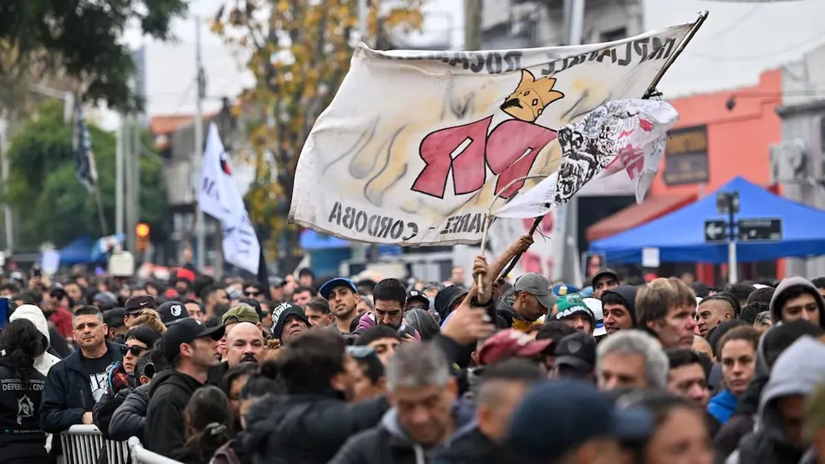 Multitudinario adiós al Indio Solari