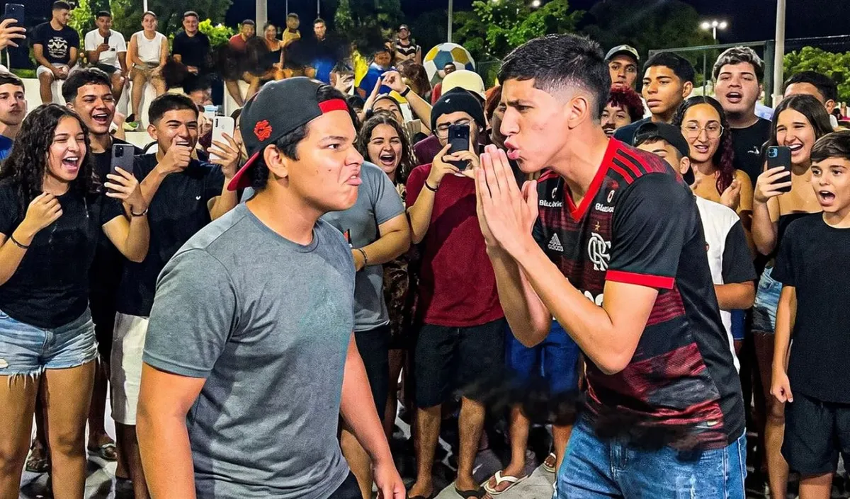 Farmear aura: adolescentes participan de una tendencia que nació en las redes sociales y ahora llega a las plazas. Farmear aura: adolescentes participan de una tendencia que nació en las redes sociales y ahora llega a las plazas.