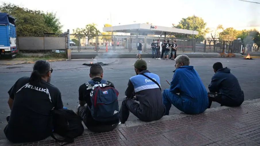 Trabajadores de Fate realizan una vigilia frente a la planta tras el anuncio de los despidos.