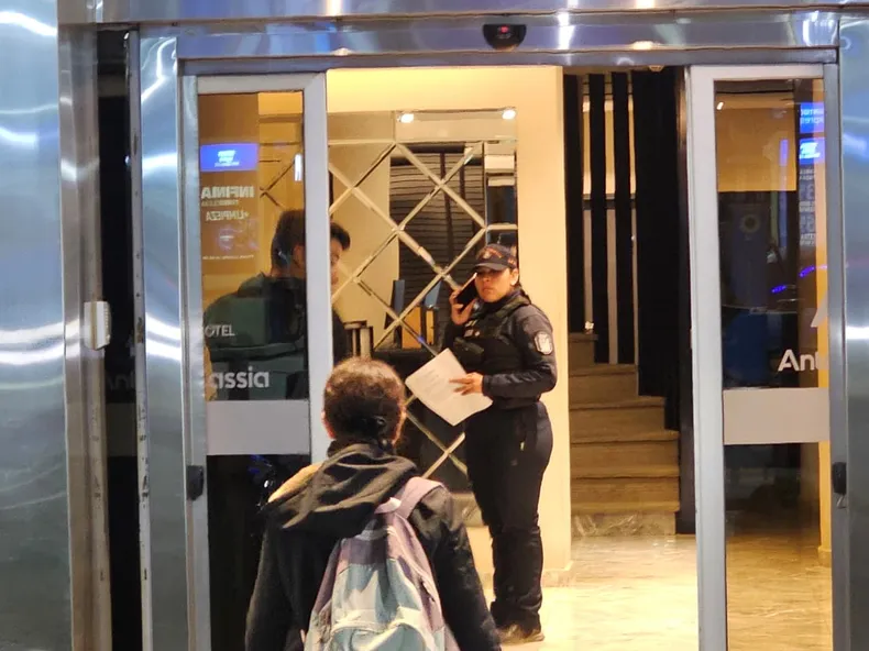 Policía Científica trabajó en el hotel para reconstruir la secuencia de la caída. Policía Científica trabajó en el hotel para reconstruir la secuencia de la caída.