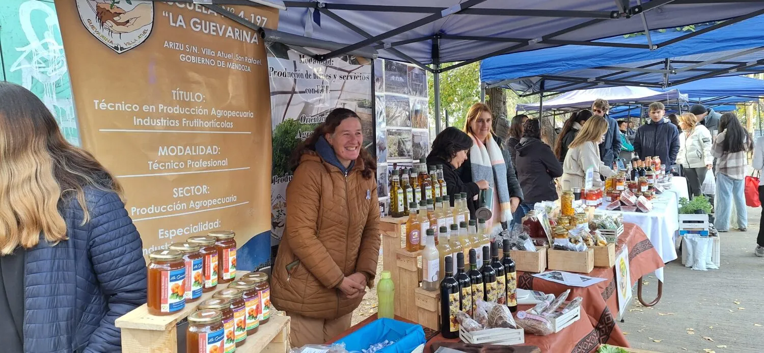 Escuelas técnicas comercializan sus productos en la Feria Franca. Escuelas técnicas comercializan sus productos en la Feria Franca.