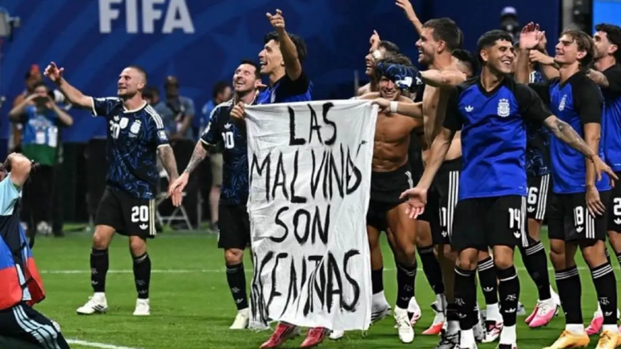 Los jugadores argentinos celebraron con la bandera que reavivó la polémica internacional.